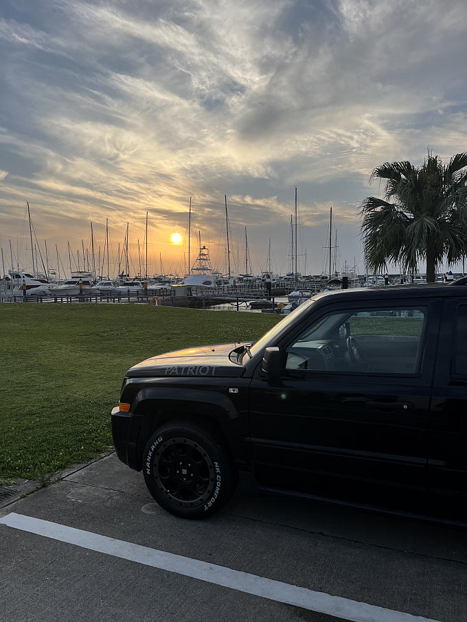 �X��p�`�}���[�i����[�z�𒭂߁A�W������Ă���N���[�U�[�⃈�b�g��[�z���ʂ��Ă���ʐ^�B