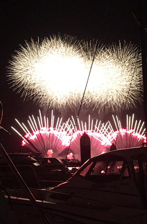 宜野湾港マリーナに係留してある船の上から見た花火