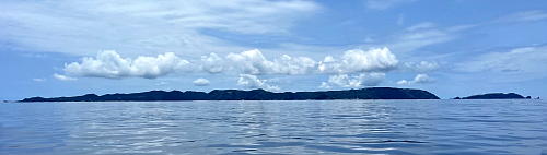 前島の南側を通過して、正面に渡嘉敷島を見た景色の写真